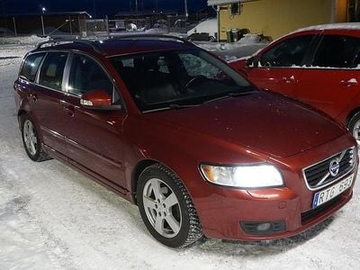 Röd Begagnad 2010 Volvo V50 Momentum Kombi | 54 900 kr (Marknadspris)