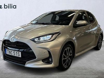 Silver Begagnad 2025 Toyota Yaris Hybrid Active Halvkombi | 279 900 kr (Lite dyr)
