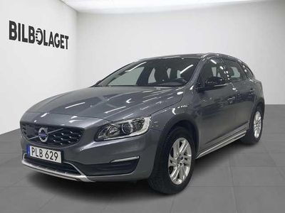 Grå Begagnad 2017 Volvo V60 CC Standard Kombi | 249 800 kr (Marknadspris)