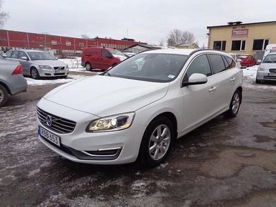 Vit Begagnad 2013 Volvo V60 Momentum Kombi | 119 900 kr (Marknadspris)