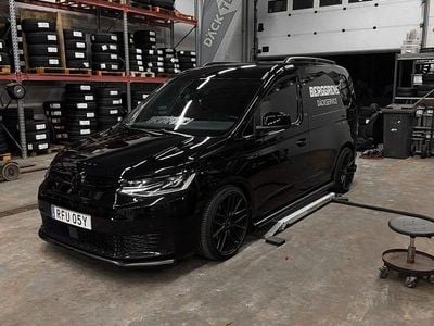 Svart Begagnad 2022 VW Caddy Minibuss | 339 900 kr (Dyr)