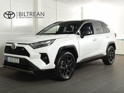 Vit Begagnad 2024 Toyota RAV4 Hybrid Sport SUV | 484 900 kr (Marknadspris)