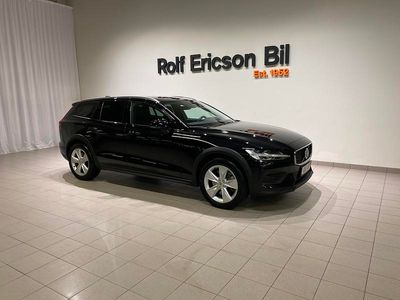 Svart Begagnad 2024 Volvo V60 CC Core Kombi | 409 500 kr (Marknadspris)