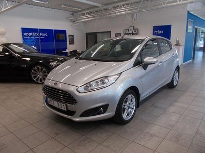 Grå (moondust silver met) Begagnad 2014 Ford Fiesta Titanium Halvkombi | 89 400 kr (Dyr)