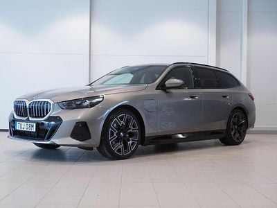 Grå Begagnad 2026 BMW 530e Comfort Edition Kombi | 749 800 kr