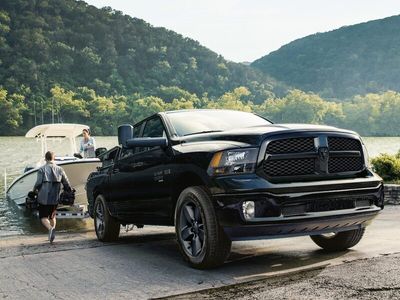 begagnad RAM 1500 crew cab 4x4 classic black - Demo