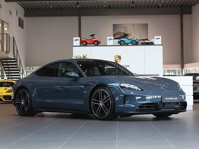 Mörkblå Ny 2025 Porsche Taycan 4S Sedan | 1 587 000 kr