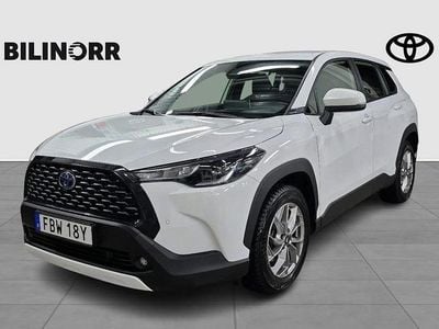 Vit Begagnad 2024 Toyota Corolla Cross Active SUV | 369 900 kr (Marknadspris)