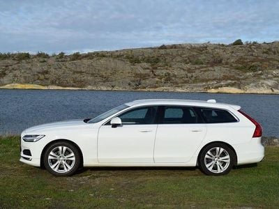 Vit Begagnad 2017 Volvo V90 Momentum Kombi | 166 000 kr (Marknadspris)