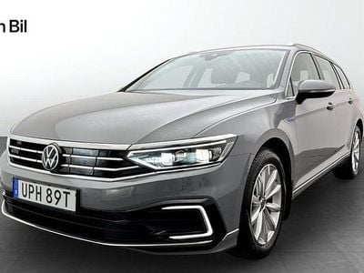 Grå Begagnad 2023 VW Passat Executive Kombi | 389 900 kr (Dyr)