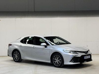 Silver metallic Begagnad 2021 Toyota Camry Hybrid Executive | 259 900 kr (Marknadspris)