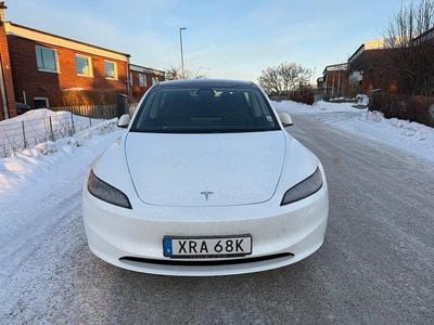 Begagnad Tesla Model 3 Long Range AWD 366 kW (498 HK) 2024 Vit Sedan