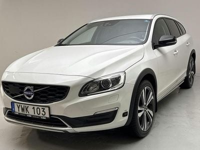 Vit Begagnad 2018 Volvo V60 CC Momentum Kombi | 205 900 kr (Bra pris)