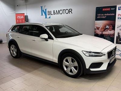 Begagnad Volvo V60 CC Momentum 197 HK (144 kW) 2022 Vit Kombi
