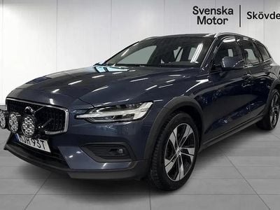 Blå Begagnad 2022 Volvo V60 CC Momentum Kombi | 338 900 kr (Marknadspris)