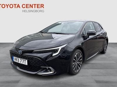 Svart Begagnad 2023 Toyota Corolla Hybrid Style Halvkombi | 289 900 kr (Marknadspris)