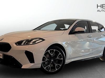 Begagnad BMW 120 Shadowline 170 HK (125 kW) 2025 Vit Halvkombi