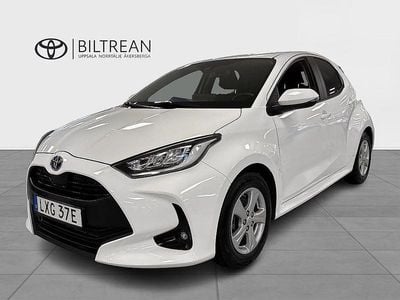 Vit Begagnad 2022 Toyota Yaris Hybrid Active Halvkombi | 229 900 kr (Marknadspris)