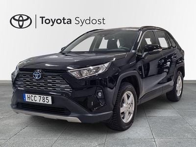 Black mica metallic Begagnad 2022 Toyota RAV4 Hybrid Active SUV | 345 000 kr (Marknadspris)