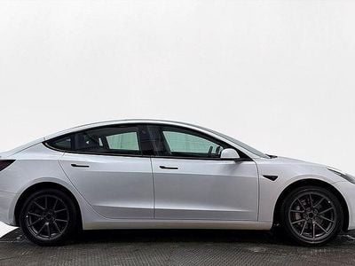 Vit Begagnad 2023 Tesla Model 3 Standard Range Sedan | 319 700 kr (Marknadspris)