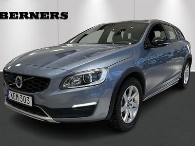 Blå Begagnad 2017 Volvo V60 CC Kombi | 199 900 kr (Marknadspris)
