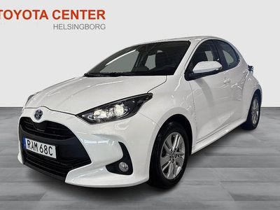 Vit Begagnad 2023 Toyota Yaris Hybrid Active Halvkombi | 239 900 kr (Marknadspris)