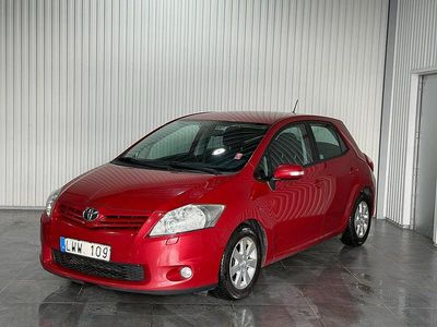 Begagnad Toyota Auris Plus 90 HK (66 kW) 2011 Röd Halvkombi