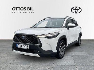 Vit Begagnad 2022 Toyota Corolla Cross Style SUV | 349 000 kr (Marknadspris)