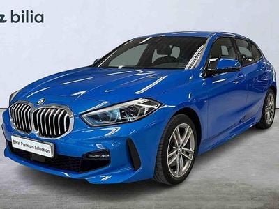 Blå Begagnad 2022 BMW 118 Halvkombi | 239 900 kr (Marknadspris)