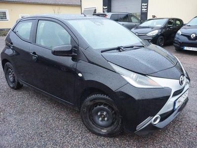 Svart Begagnad 2016 Toyota Aygo X-play Halvkombi | 119 900 kr (Marknadspris)