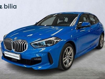 Blå (misano blue metallic) Begagnad 2022 BMW 118 M Sport Halvkombi | 254 900 kr (Marknadspris)