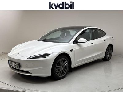 Vit Begagnad 2024 Tesla Model 3 Standard Range Sedan | 369 000 kr (Marknadspris)