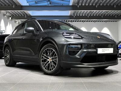 Grå Begagnad 2025 Porsche Macan 4 Electric SUV | 855 000 kr