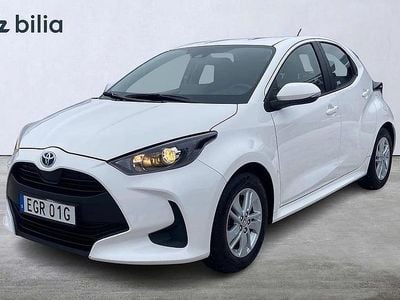 Vit Begagnad 2023 Toyota Yaris Hybrid Active Halvkombi | 219 900 kr (Marknadspris)
