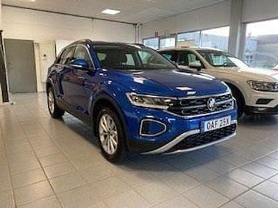 Blå Begagnad 2025 VW T-Roc Life SUV | 339 900 kr (Dyr)