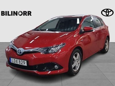 Mörkröd Begagnad 2015 Toyota Auris Hybrid Active Halvkombi | 159 900 kr (Marknadspris)