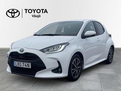 Vit Begagnad 2022 Toyota Yaris Hybrid Active Halvkombi | 229 000 kr (Marknadspris)