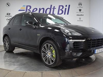 Svart Begagnad 2017 Porsche Cayenne S E-Hybrid Platinum Edition SUV | 424 500 kr (Marknadspris)