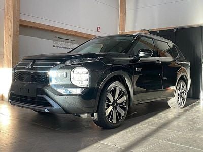 Svart Ny 2025 Mitsubishi Outlander P-HEV Instyle SUV | 620 800 kr (Marknadspris)