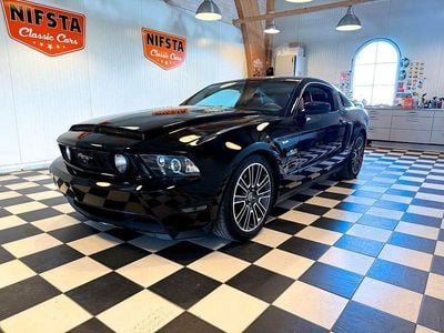 Begagnad Ford Mustang GT 426 HK (313 kW) 2011 Röd (svart) Sportkupé