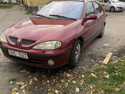 Begagnad Renault Mégane II Authentique 107 HK (78 kW) 2002 Mörkröd Halvkombi