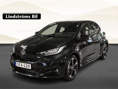 Svart Begagnad 2025 Toyota Yaris Hybrid Style Halvkombi | 309 900 kr (Marknadspris)