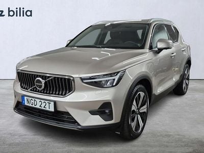 Ljusgrå Begagnad 2022 Volvo XC40 Plus SUV | 409 000 kr (Marknadspris)