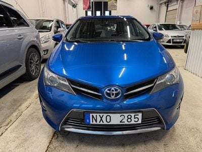 Blå Begagnad 2013 Toyota Auris Hybrid Executive Halvkombi | 89 500 kr (Marknadspris)