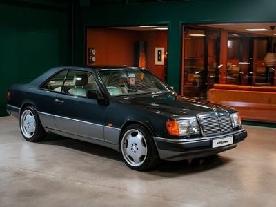Mörkblå Begagnad 1989 Mercedes 230 Sportkupé | 299 900 kr