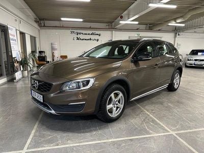 Brun Begagnad 2015 Volvo V60 CC Momentum Kombi | 119 900 kr (Dyr)
