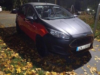 Svart röd Begagnad 2016 Ford Fiesta Halvkombi | 52 000 kr (Superpris)