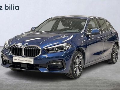 Blå Begagnad 2022 BMW 118 Sport Line Halvkombi | 264 900 kr (Marknadspris)