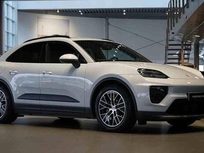 Röd Begagnad 2025 Porsche Macan 4 Electric SUV | 869 000 kr