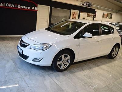 Begagnad Opel Astra Enjoy 116 HK (85 kW) 2012 Vit Halvkombi